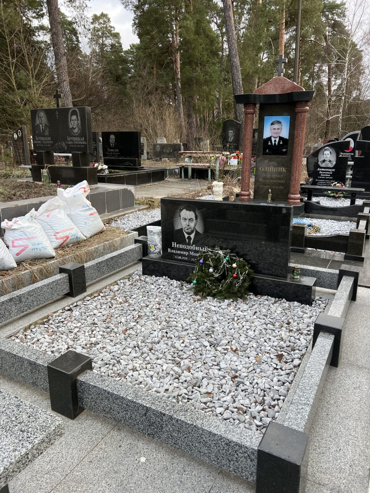 Памятник, Гранитный комплекс