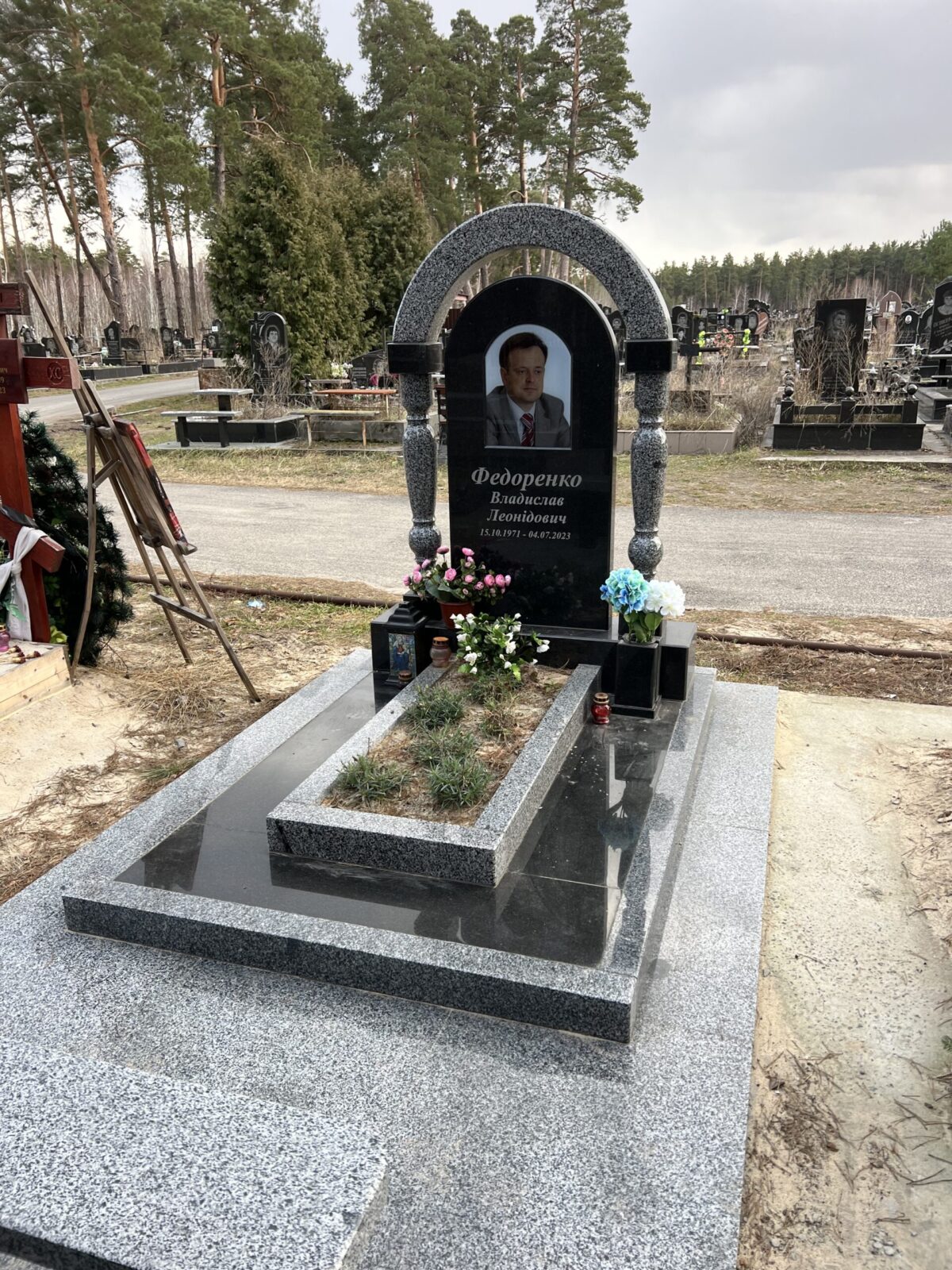 Памятник, Гранитный комплекс